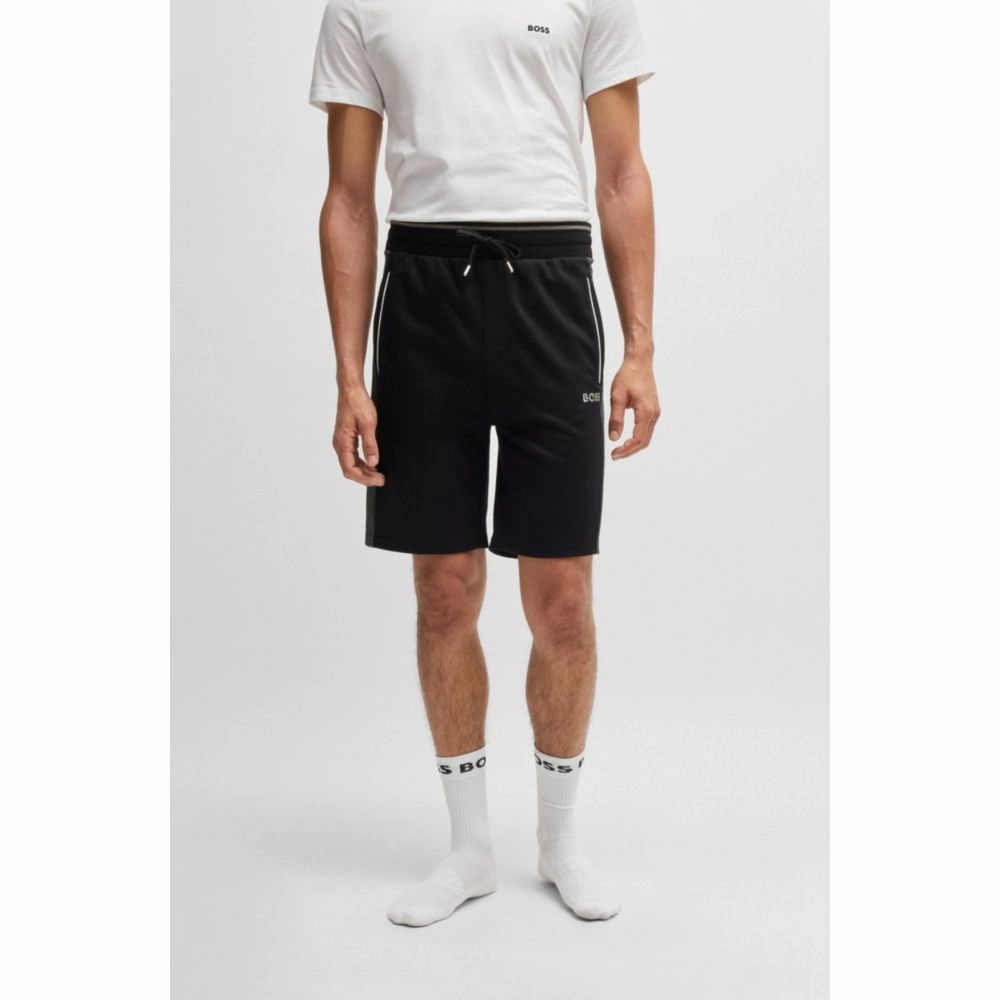 Shorts with contrast piping