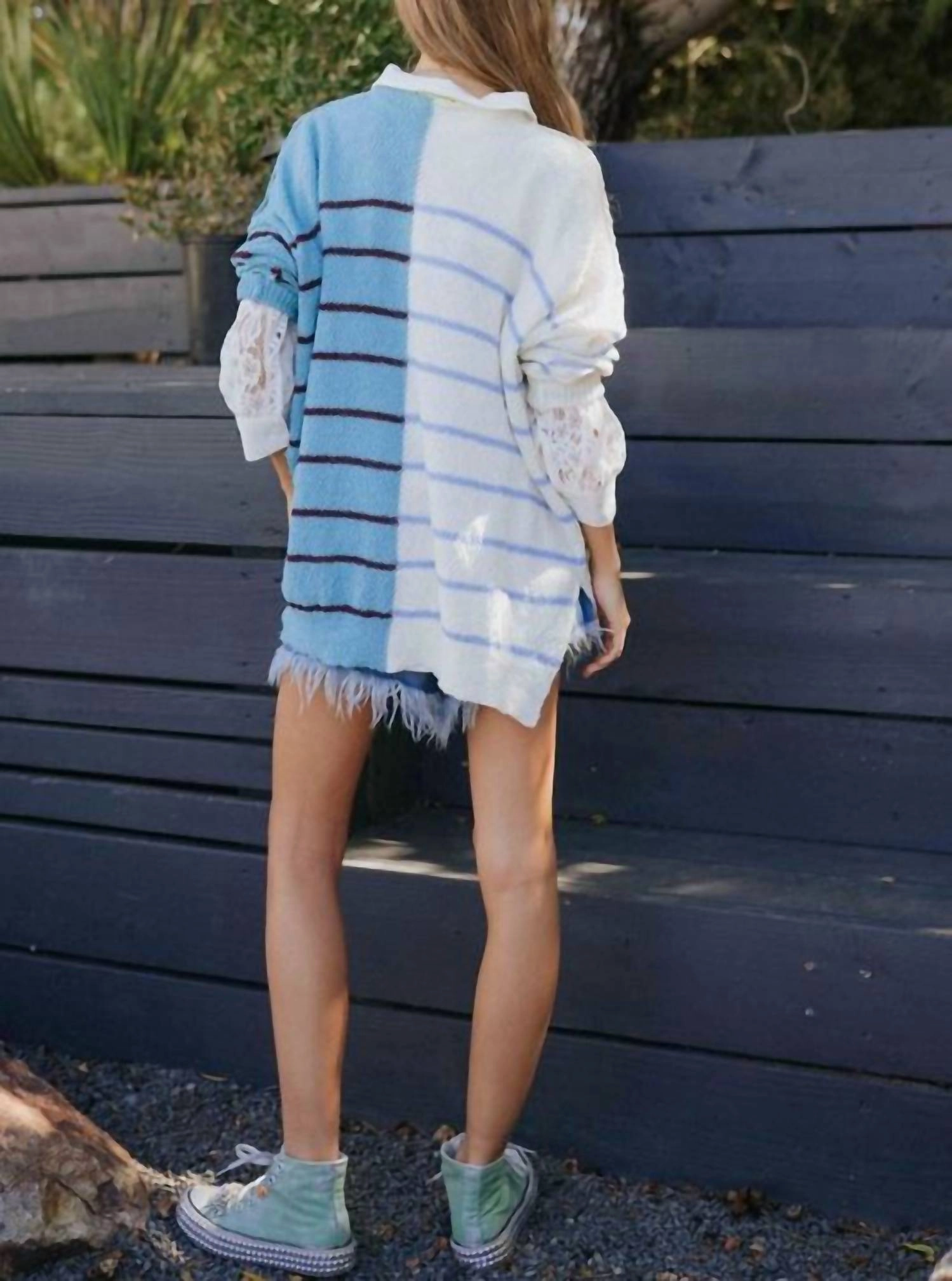 Textured Multi-Color Sweater In White Blue