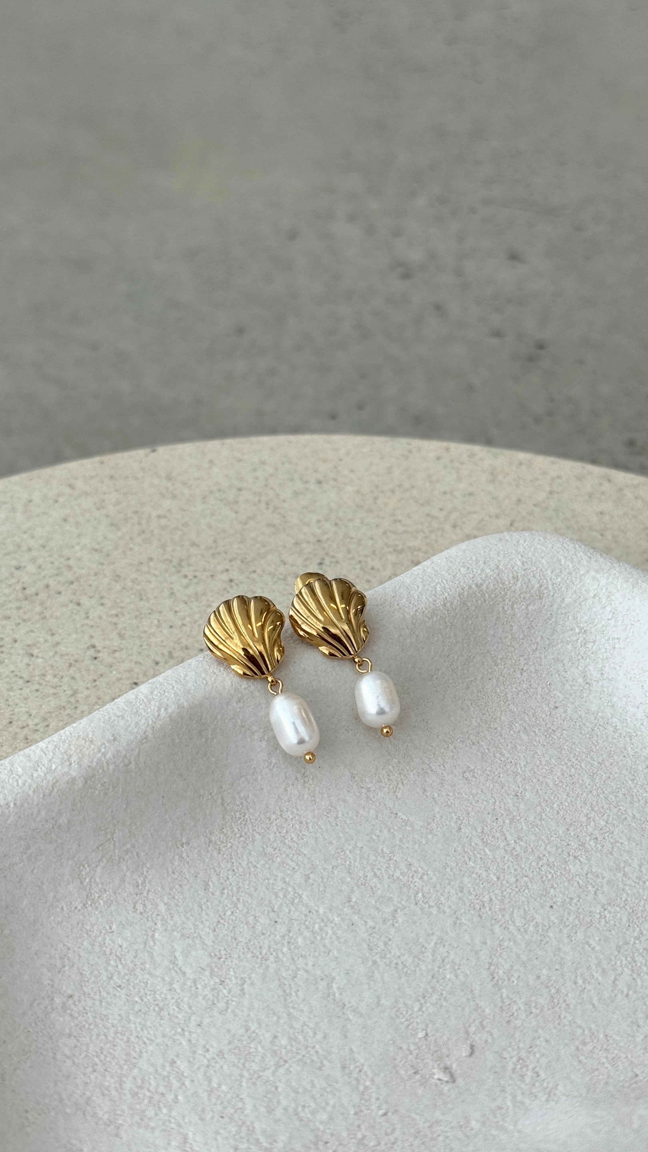 Yasha Shell 18K Gold Earrings - Gold / Pearl